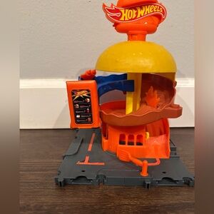 Hot Wheels City Downtown burger drive thru 2021 set